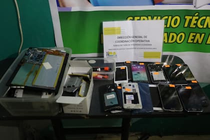 En la actualidad, los asaltantes sorprenden a la víctima cuando usa el teléfono y mantienen desbloqueado el aparato en un intento de acceder a las cuentas digitales