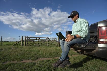 En la actualidad, los productores pueden encontrar en un solo lugar alternativas para financiarse en pesos, dólares o granos, con oferta crediticia de múltiples bancos, como Banco Galicia, Banco Comafi y Banco Del Sol, así como también la posibilidad de pagar con granos digitales a través de Agrotoken