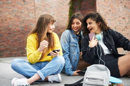 En la adolescencia la idea es que lo pasen bien juntos y sin que el intercambio sea a través de los celulares
