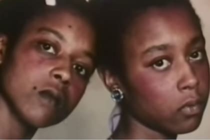 En la adolescencia, las dos hermanas comenzaron a escribir sus diarios, en el que registraban su relación de amor y odio