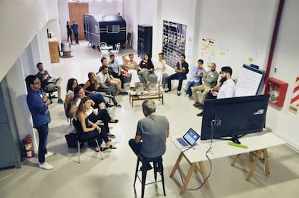 En la agencia Picnic, el jefe expone sus dificultades ante un grupo que lo aconseja al respecto