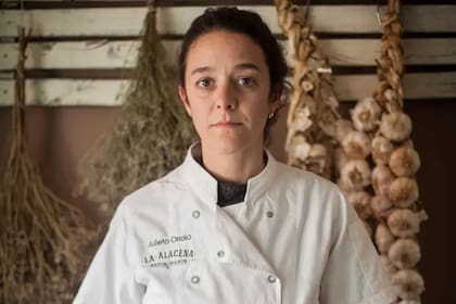 En La Alacena hace una porchetta de cerdo que sale con su guarnición de porotos y achicoria.