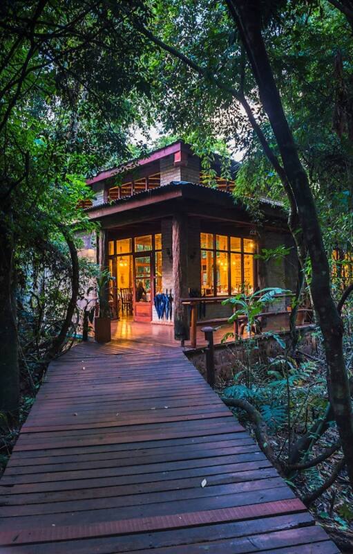 En La Aldea de la Selva, la premisa es tal cual indica su nombre, sentirse en medio de la selva