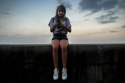 En la "nueva era digital" Cuba hace cambios regulatorios para expandir el uso del Wi-Fi