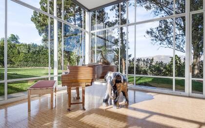 En la antigua casa de Frank Sinatra, como debe ser, hay un piano