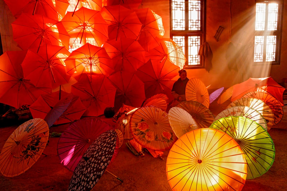 En la antigua China, se les hacía un baño en aceite de tung: una resina vegetal que, al secarse, volvía la superficie impermeable, traslúcida y resistente al sol