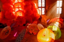 El arte de andar a la sombra: el parasol de papel, un invento milenario contra el sol y la lluvia
