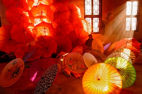El arte de andar a la sombra: el parasol de papel, un invento milenario contra el sol y la lluvia