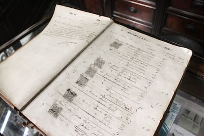 En la Antigua Farmacia Del Águila conservan el libro de registro de los medicamentos.
