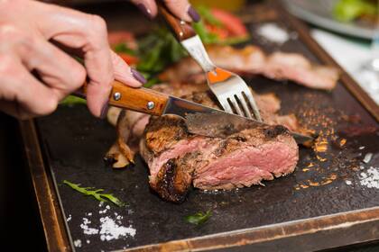 En la Argentina con un salario mínimo se compran 46,58 kilos de carne mensuales. En Francia se pueden adquirir 100,16 kilos con un salario mínimo