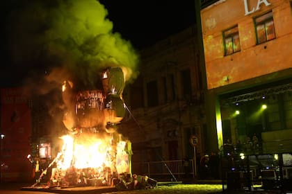 En la Argentina, durante la Noche de San Juan se suelen prender fogaratas en distintos puntos del país para quemar judas