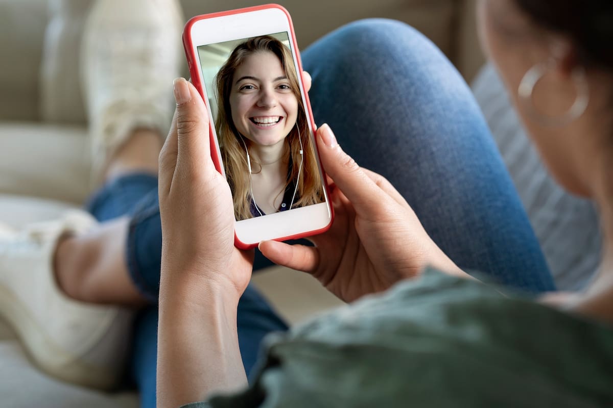 En la Argentina el día del amigo se celebró a la distancia con animaciones GIF acompañado por mensajes y videollamadas de WhatsApp, según un reporte de Telecom