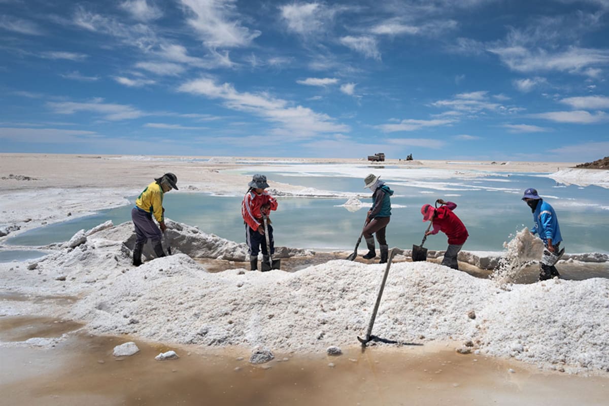 En la Argentina, el litio se encuentra en salares, disuelto en salmuera; el mineral, que se usa para las baterías, es una de las industrias que podrían impulsar la economía del país