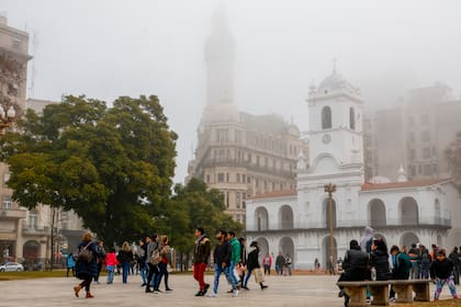 En la Argentina es de más de 14 salarios mínimos para poder adquirir bienes y servicios básicos y pagar el alquiler de un departamento