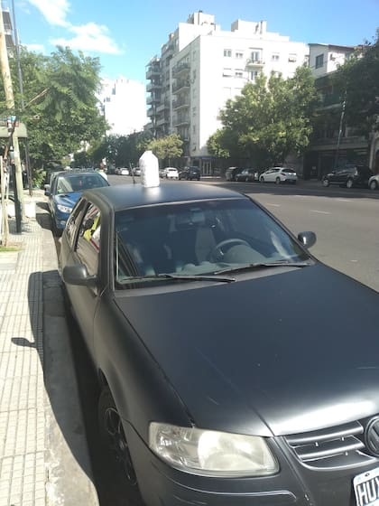 En la Argentina este gesto indica que el auto está en venta, pero en Perú se utiliza para otras cuestiones