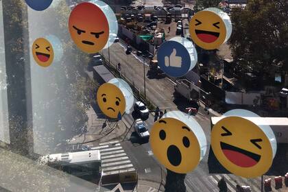En la Argentina hay 32 millones de usuarios de Facebook, que admite su rol en la campaña y promete difundir datos y contribuir a mejorar prácticas cívicas