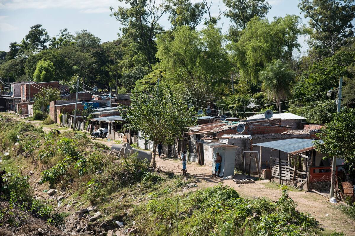 En la Argentina hoy casi uno de cada tres niños (31%) reside en viviendas construidas con material considerado técnicamente deficiente para cumplir estas funciones centrales