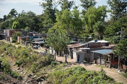 En la Argentina hoy casi uno de cada tres niños (31%) reside en viviendas construidas con material considerado técnicamente deficiente para cumplir estas funciones centrales