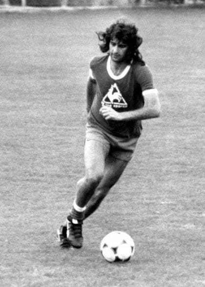 En la Argentina jugó en Instituto, Rosario Central y River