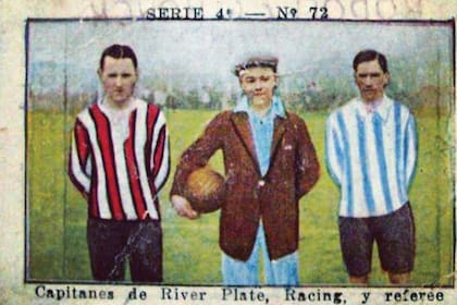 En la Argentina, la primeras colecciones se publicaron en la década del 10 del siglo XX, cuando las figuritas acompañaban la venta de paquetes de cigarrillos y de chocolates,