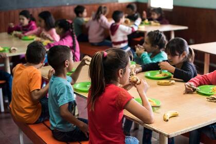 Un 62,4% de la población hasta 17 años de clase media está recibiendo alguna comida en comedores, escuelas o con asistencia de la Tarjeta Alimentar