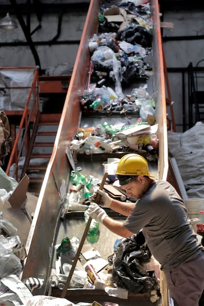 En la Argentina,150.000 trabajadores viven de la recolección de materiales reciclables; por día, cada uno recupera 100 kilos, el equivalente a lo que generan 100 personas. Cada vez más iniciativas buscan formalizar su situación a través de las cooperativas y el impulso de políticas públicas