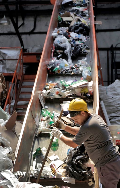 En la Argentina,150.000 trabajadores viven de la recolección de materiales reciclables; por día, cada uno recupera 100 kilos, el equivalente a lo que generan 100 personas. Cada vez más iniciativas buscan formalizar su situación a través de las cooperativas y el impulso de políticas públicas