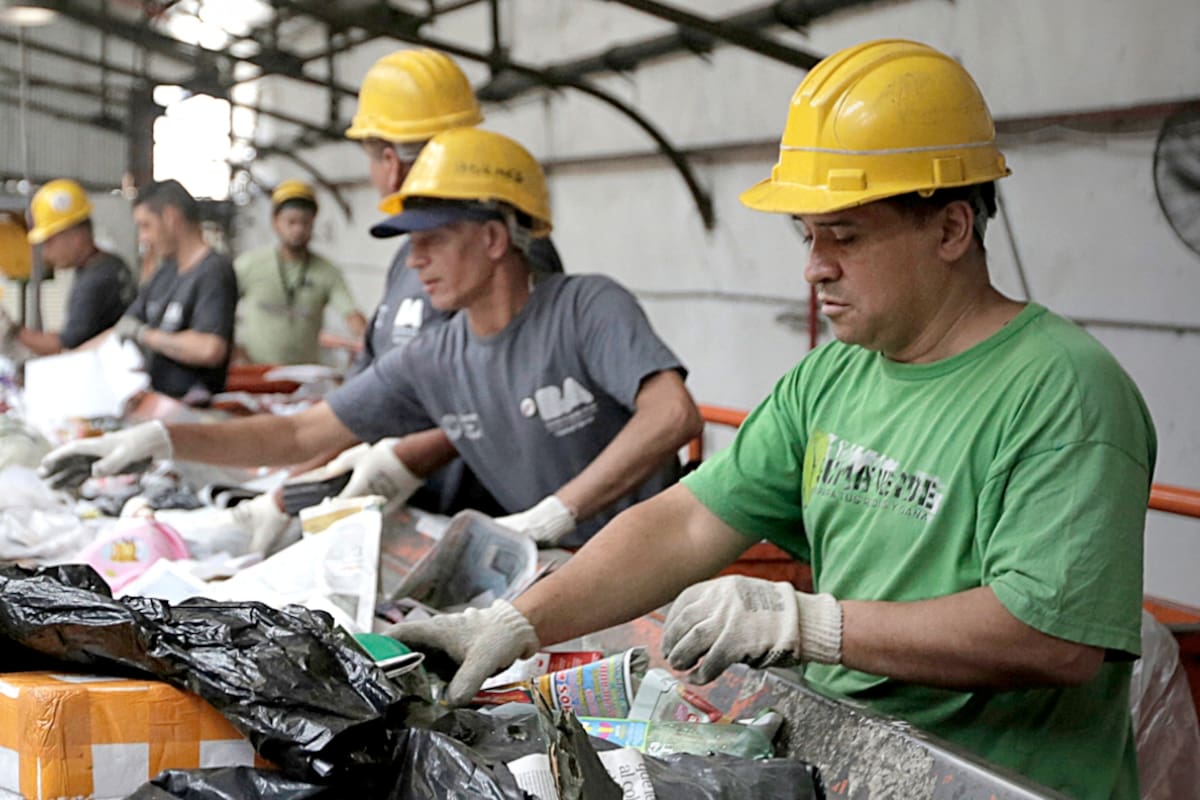 En la Argentina,150.000 trabajadores viven de la recolección de materiales reciclables; por día, cada uno recupera 100 kilos, el equivalente a lo que generan 100 personas. Cada vez más iniciativas buscan formalizar su situación a través de las cooperativas y el impulso de políticas públicas