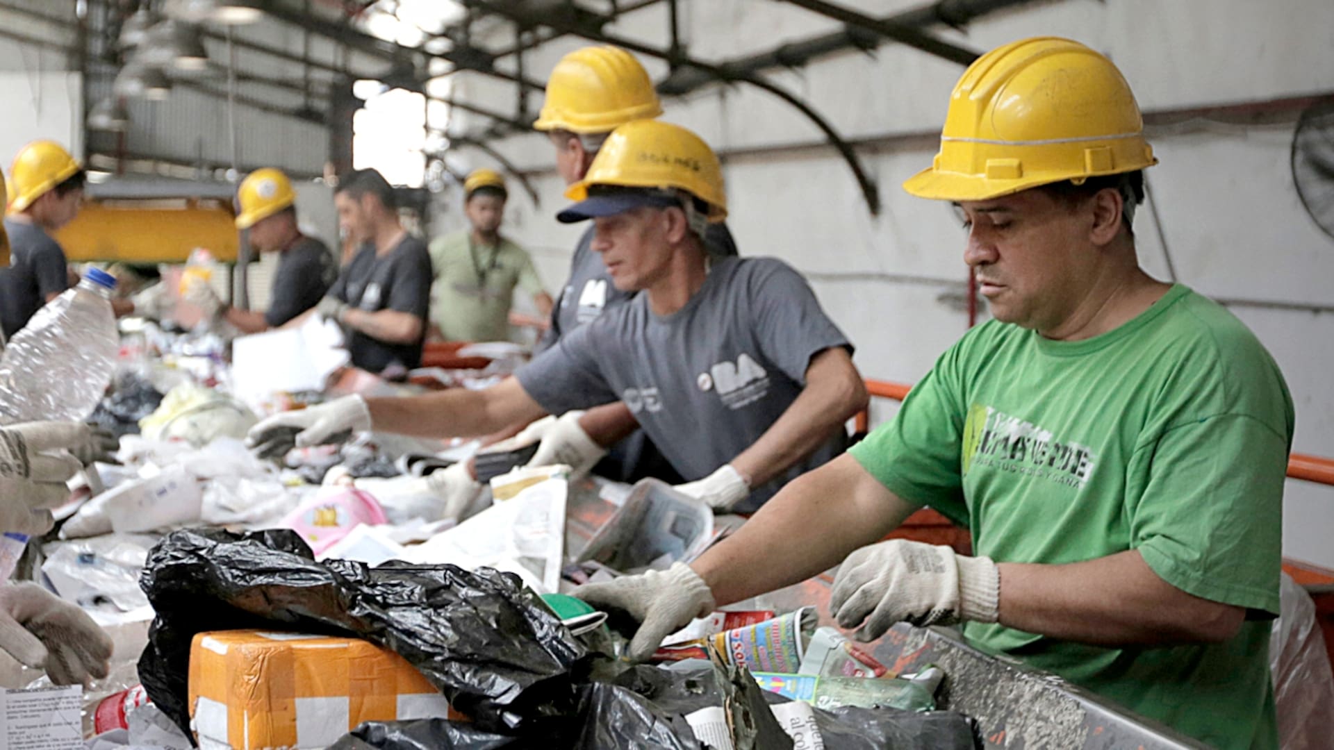 En la Argentina,150.000 trabajadores viven de la recolección de materiales reciclables; por día, cada uno recupera 100 kilos, el equivalente a lo que generan 100 personas. Cada vez más iniciativas buscan formalizar su situación a través de las cooperativas y el impulso de políticas públicas