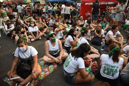 En la Avenida Callao y sobre Avenida de Mayo se formaron ferias donde conviven tiendas de partidos políticos y sindicales, de agrupaciones feministas, de centros culturales, de venta de comida y de artesanías
