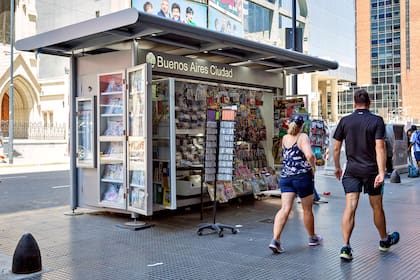 En la avenida Corrientes al 700 se encuentra uno de los puestos de diario que forman parte de la renovación urbana