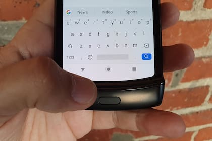En la barbilla está el sensor de huellas digitales, el parlante y el conector USB-C del Moto Razr, pero no interfiere en el uso de los botones inferiores de Android