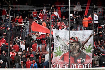 En la barra brava de Newell's, apología de las armas, la marihuana y "Cuatrero", Matías Franchetti, asesinado en 2016 y miembro de la banda narco Carbón Blanco, que enviaba cargamentos de cocaína a España y Portugal.