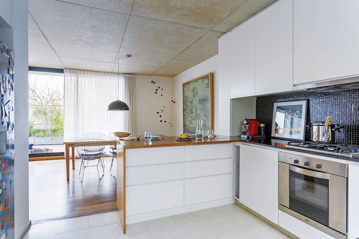 En la barra de incienso, banquetas (Net Muebles). Apoyada contra la pared, obra de una grafitera brasileña.