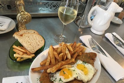 En la barra de un café notable, surge la pregunta que se responde mientras se clava la miga en la yema del huevo