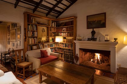 En la biblioteca hay libros del bisabuelo de Estrada, que no sólo fundó la editorial homónima en 1869, sino también la primera fábrica de papel.