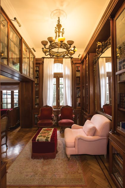En la biblioteca hay una butaca de terciopelo de ABC Carpet. El sofá rosa también fue traído de su casa en Manhattan y los sillones individuales los compró en un remate en Buenos Aires.