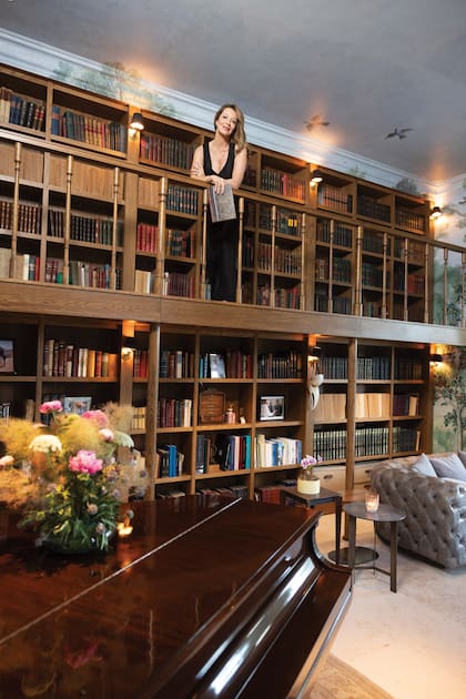 En la biblioteca que, al igual que varias de las habitaciones de la casa, mira al jardín. Las hijas de la periodista y escritora suelen tocar el piano.