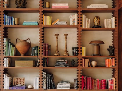 En la biblioteca se exhiben libros de diseño, arquitectura y botánica, los ejes que recorren todo el proyecto.