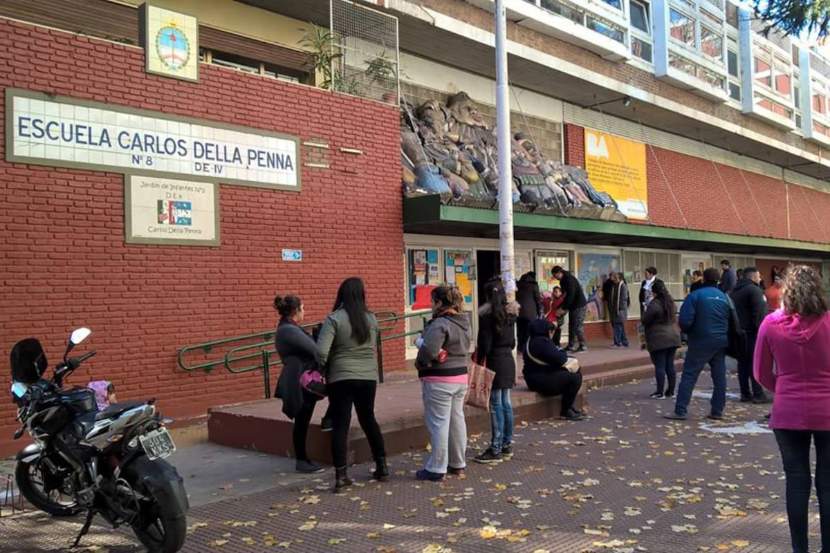 En La Boca: el director de una escuela fue atacado con una lapicera por la madre y abuela de un alumno.