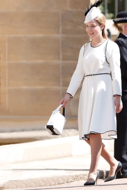 En la boda del príncipe Harry y Meghan Markle, el 19 de mayo de 2018, apostó por un vestido blanco de su madre que complementó con un fascinator con pluma.