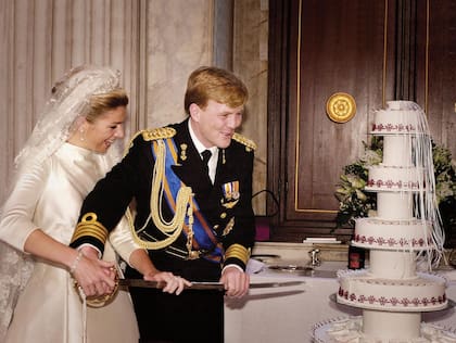 En la boda los novios cortaron la torta con el sable de marino de Guillermo Alejandro