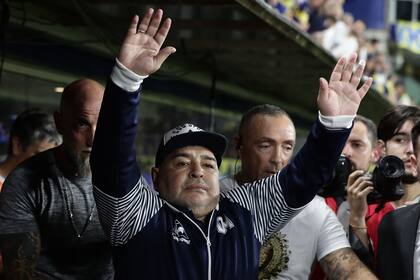 En La Bombonera, Diego Maradona agradece a los hinchas la calidez, antes del partido de la Superliga 2020 entre Boca y Gimnasia; ese día el club xeneize, ya liderado por Jorge Ameal y Román Riquelme, apenas si lo distinguió.
