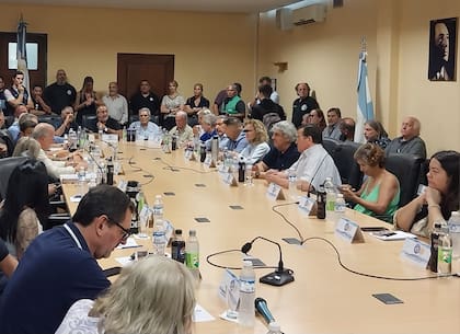 En la cabecera, Argüello, Daer y Acuña, el triunvirato de mando de la CGT, en la reunión en la que se definirá un nuevo paro contra la gestión de Milei