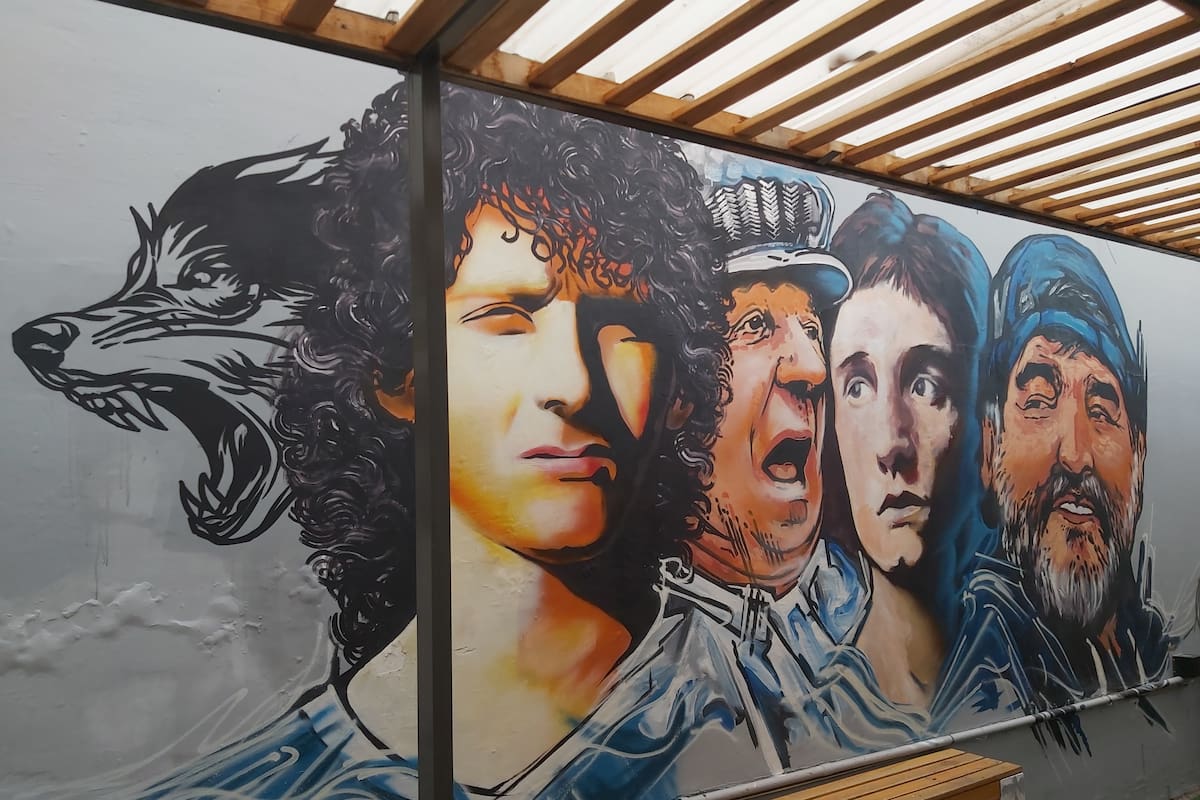 En la calle 45 entre 17 y 18, a unas cuadras del centro de la ciudad de La Plata, posan cuatro ídolos de Gimnasia. Es un mural con Pedro Troglio, Carlos Griguol, Guillermo Barros Schelotto y Diego Maradona