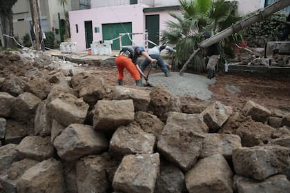 En la calle Brown, entre 25 de Mayo y Avenida del Libertador, San Isidro, empezaron las tareas de recuperación del adoquinado