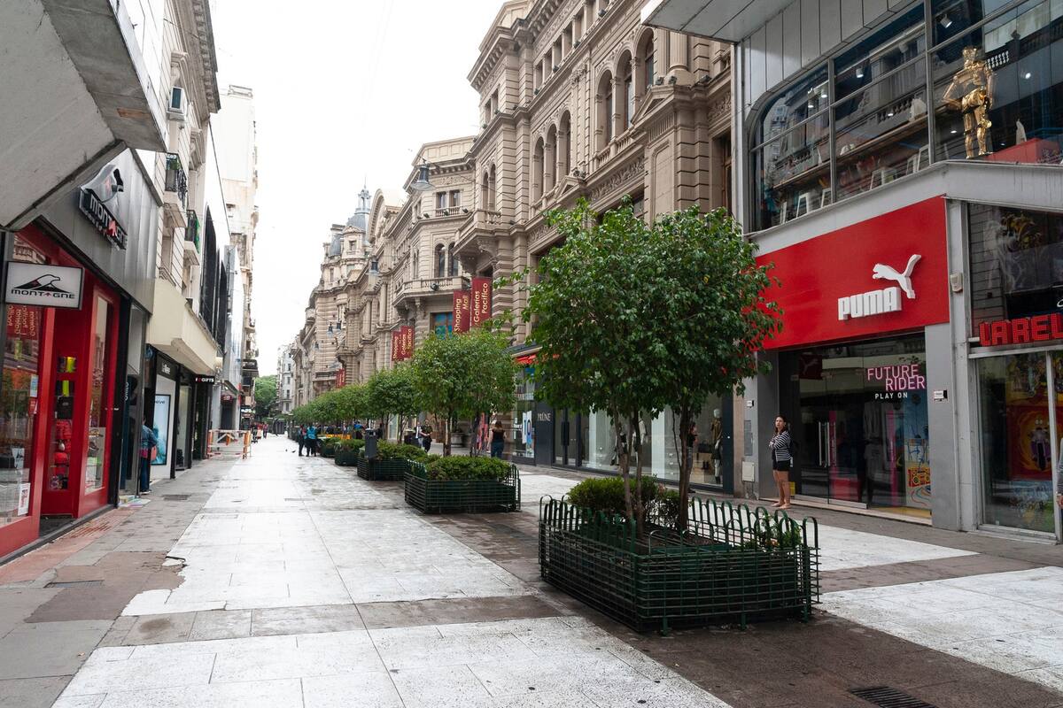 En la calle Florida hay hasta cuatro pesos de distancia entre los precios que se ofrecen y hoy el precio se desplomó; los operadores alegan que hay poco movimiento y que las operaciones solo llegan de parte de argentinos que quieren vender sus dólares para pasar la posible cuarentena