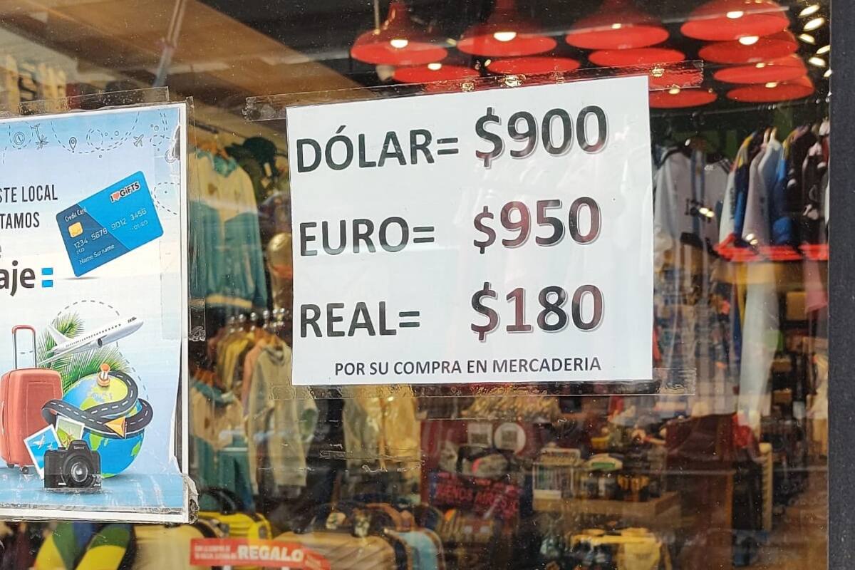 En la calle Florida, los arbolitos ofrecen dólar paralelo a precios que varían entre los $860 y los $900; también los locales consideran valores similares