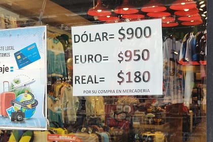 En la calle Florida, los arbolitos ofrecen dólar paralelo a precios que varían entre los $860 y los $900; también los locales consideran valores similares