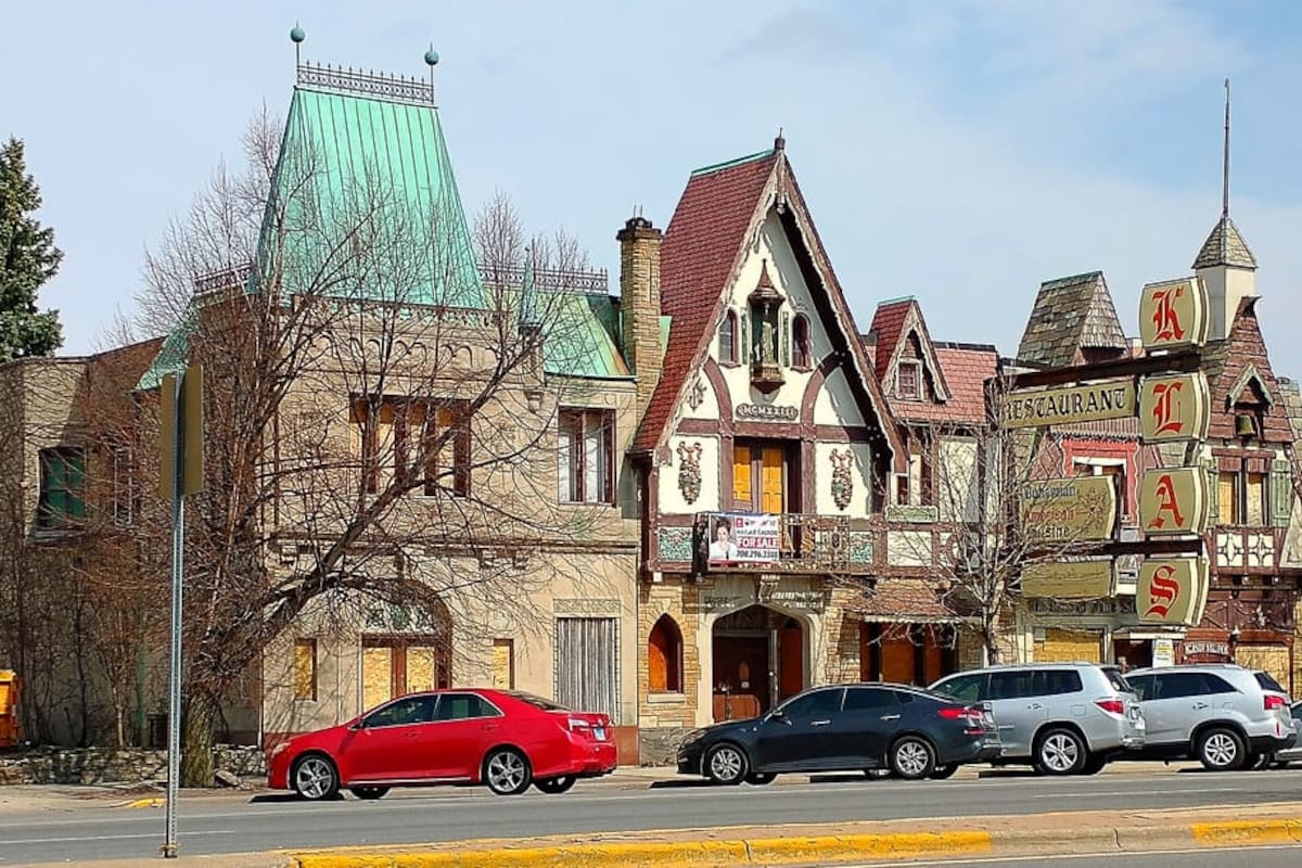 En la calle principal de la ciudad la arquitectura clásica es sede de las mejores propuestas de gastronomía latina de Illinois